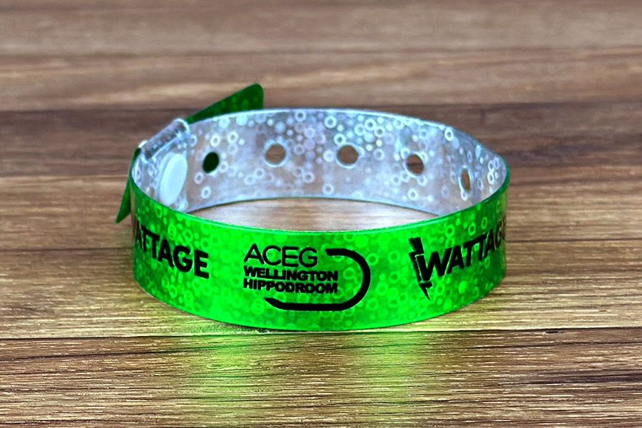 smalle groene holografiches bandjes met zwarte bedrukking